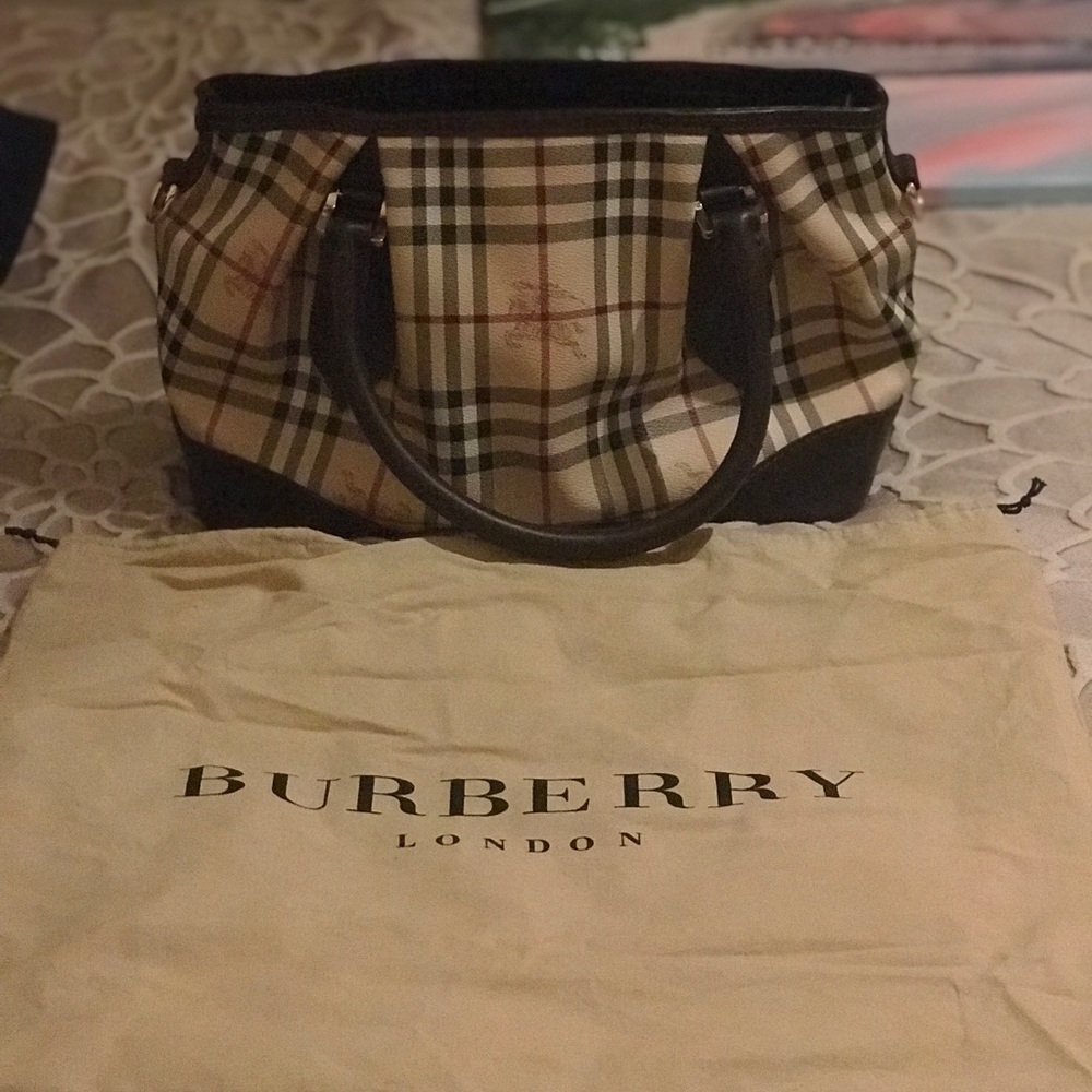 NEVER been used Burberry purse